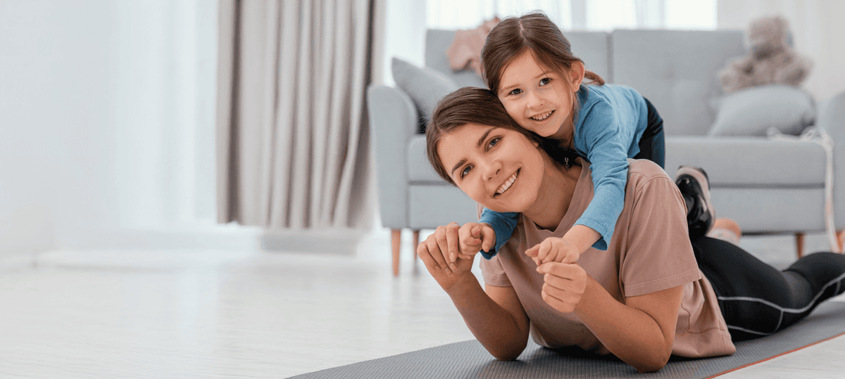 Familia feliz representando nuestros valores